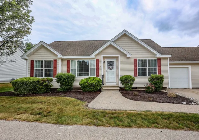 Homes for sale in Hooksett, NH | 8 Cedar St #8, Hooksett, NH 03106 | MLS# 5096645