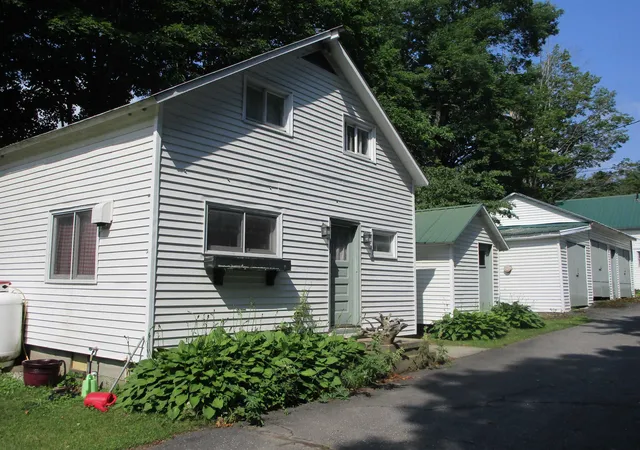 Homes for sale in Londonderry, VT | 1950 N Main St, Londonderry, VT 05148 | MLS# 5097168