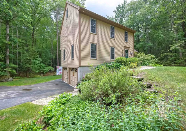 Photo 2 of Single family home for sale at 5 Taschereau Dr, Mont Vernon, NH 03057 | MLS# 5097357 | Listing updated on 2026-10-08