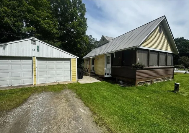 Homes for sale in Clarendon, VT | 2875 East St, Clarendon, VT 05759 | MLS# 5097468