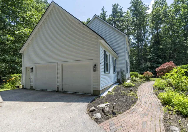 Photo 4 of Single family home for sale at 30 Lynne Dr, Hollis, NH 03049 | MLS# 5097562 | Listing updated on 2026-07-06