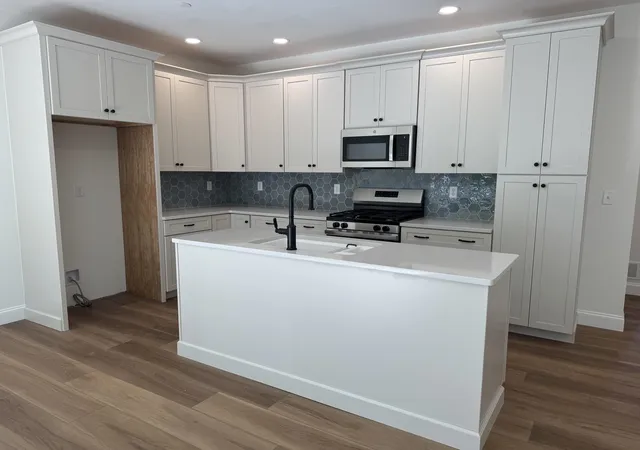 2nd image of 5a Dearborn Cir, Manchester, NH 03102 | MLS# 5097797