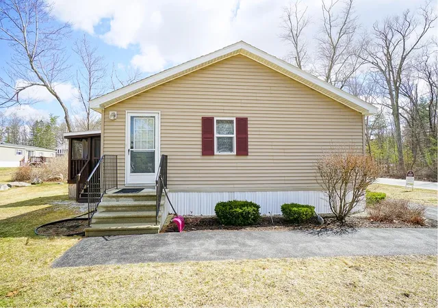 3rd image of 28 West St, Salem, NH 03079 | MLS# 5097954