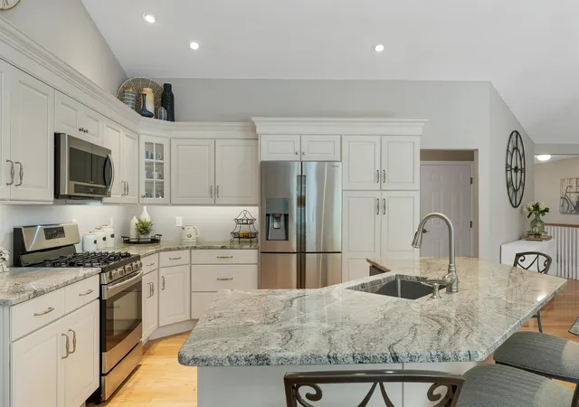 3rd image of 18 Weymouth Ct #A, Hudson, NH 03051 | MLS# 5097989