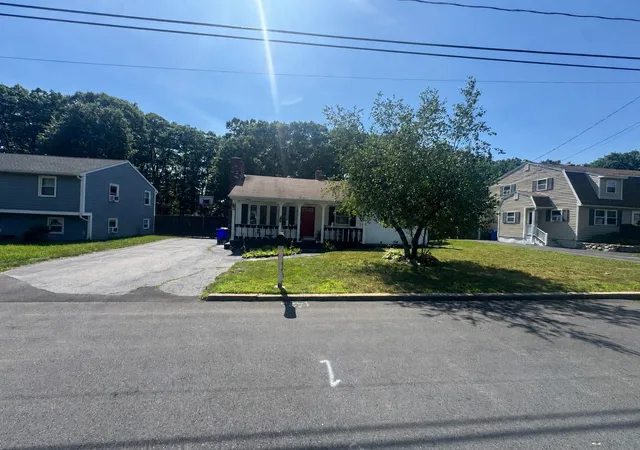 Photo 2 of Single family home for sale at 141 Hoyt St, Manchester, NH 03103 | MLS# 5098138 | Listing updated on 2026-09-13