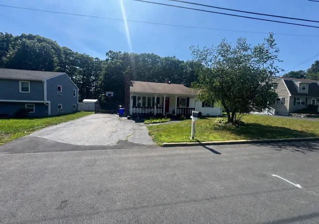 Photo 3 of Single family home for sale at 141 Hoyt St, Manchester, NH 03103 | MLS# 5098138 | Listing updated on 2026-09-13