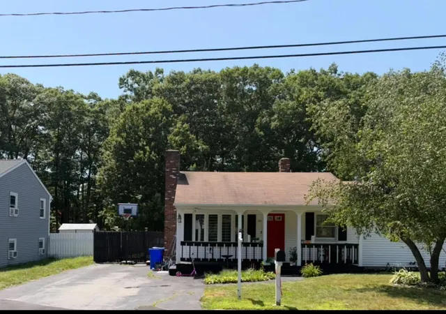Photo 3 of Single family home for sale at 141 Hoyt St, Manchester, NH 03103 | MLS# 5098138 | Listing updated on 2026-09-13