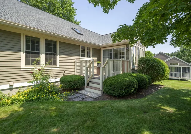 3rd image of 16 Spyglass Point Cir, Bedford, NH 03110 | MLS# 5098198