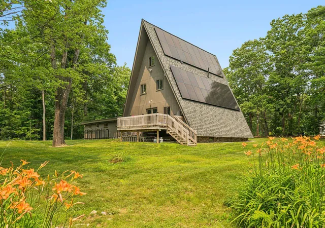 Photo 1 of Sale Pending at 105 East Mountain Rd, Newport, NH 03773 | MLS# 5098257 | Listing updated on 2026-09-01