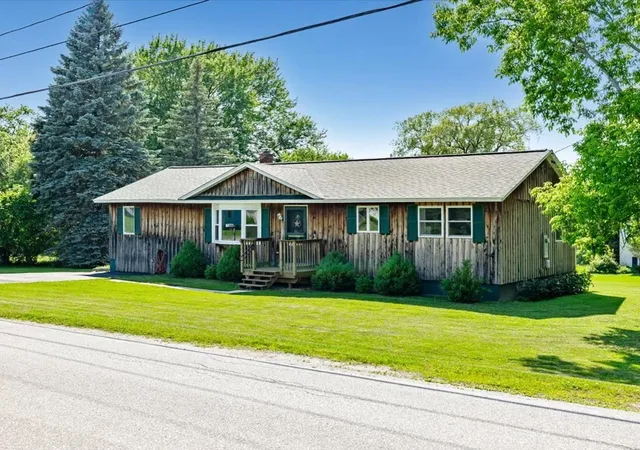 Photo 3 of Single family home for sale at 8 Thorpe Avenue Ext, Saint Albans, VT 05478 | MLS# 5098334 | Listing updated on 2026-08-31