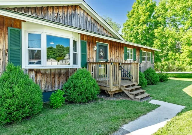 Photo 3 of Single family home for sale at 8 Thorpe Avenue Ext, Saint Albans, VT 05478 | MLS# 5098334 | Listing updated on 2026-08-31