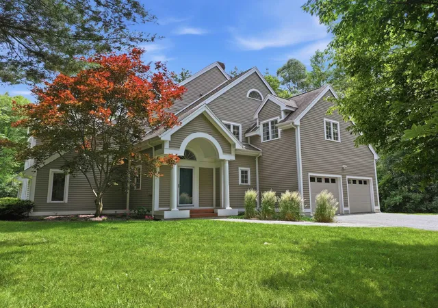 Single family home for sale at 305 Westview Dr, Shelburne, VT 05482 | MLS# 5098745