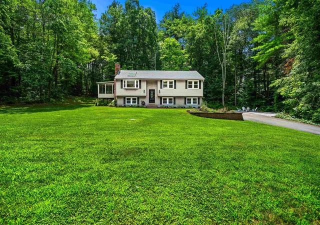 2nd image of 20 Hawkview Rd, Hudson, NH 03051 | MLS# 5098783