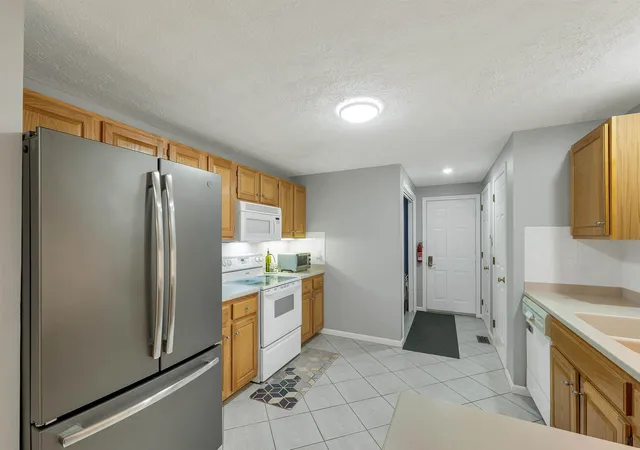 Photo 3 of Sale Pending at 4 Glasgow Cir, Hudson, NH 03051 | MLS# 5098784 | Listing updated on 2026-07-27