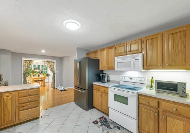 Photo 3 of Sale Pending at 4 Glasgow Cir, Hudson, NH 03051 | MLS# 5098784 | Listing updated on 2026-07-27