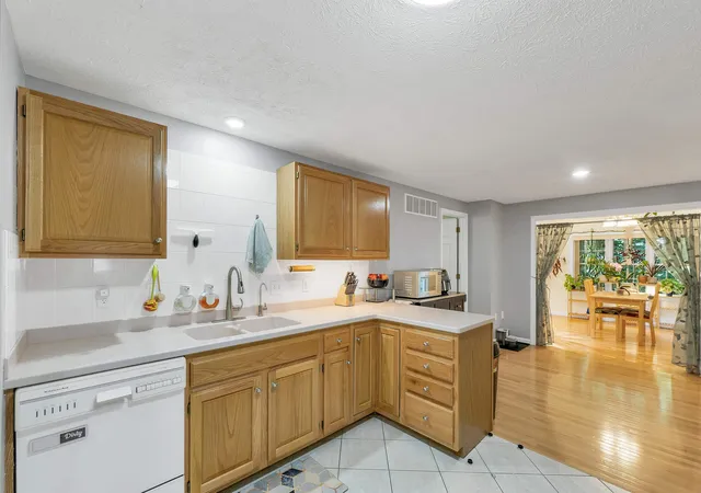 Photo 4 of Sale Pending at 4 Glasgow Cir, Hudson, NH 03051 | MLS# 5098784 | Listing updated on 2026-07-27
