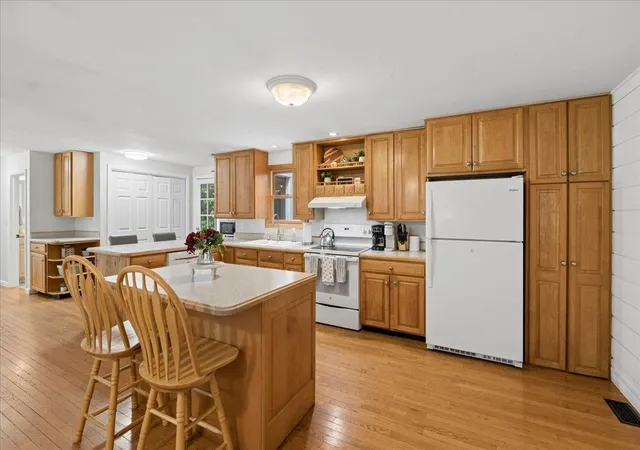 Photo 3 of Single family home for sale at 21 Nathaniel Dr, Amherst, NH 03031 | MLS# 5098822 | Listing updated on 2026-07-30