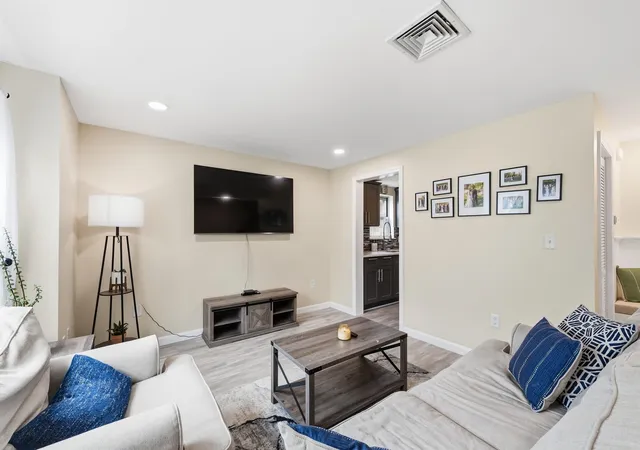 Homes for sale in Derry, NH | 107 Franklin Street Ext #8, Derry, NH 03038 | MLS# 5098832