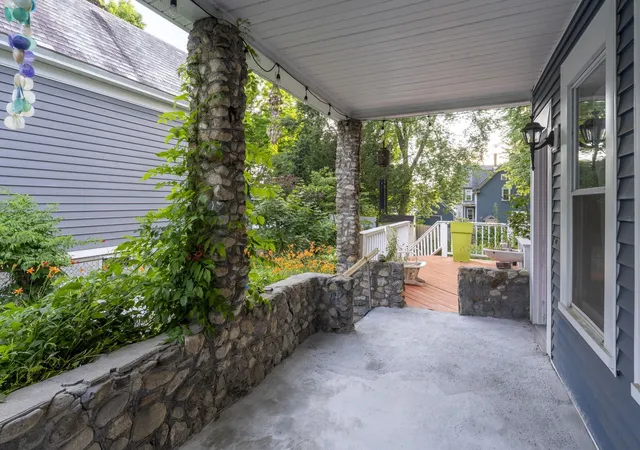 Homes for sale in Manchester, NH | 414 Walnut St, Manchester, NH 03104 | MLS# 5098846