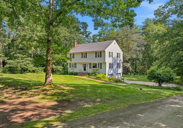 Photo 2 of Single family home for sale at 16 Williamsburg Dr, Amherst, NH 03031 | MLS# 5099078 | Listing updated on 2026-09-17
