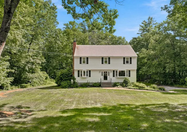 Photo 3 of Single family home for sale at 16 Williamsburg Dr, Amherst, NH 03031 | MLS# 5099078 | Listing updated on 2026-09-17