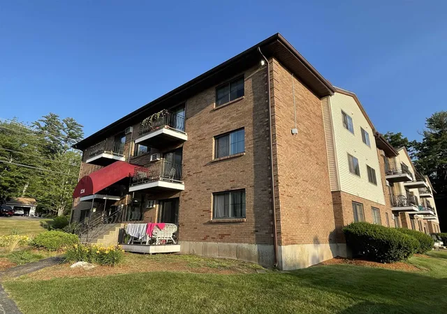 Homes for sale in Hooksett, NH | 124 Mammoth Rd #21, Hooksett, NH 03106 | MLS# 5099096