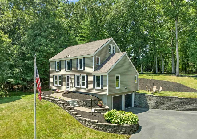 Photo 1 of Single family home for sale at 47 White Plains Ave, Londonderry, NH 03053 | MLS# 5099106 | Listing updated on 2026-07-12