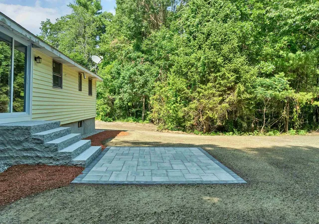 Homes for sale in Londonderry, NH | 4 Loop Rd, Londonderry, NH 03053 | MLS# 5099143