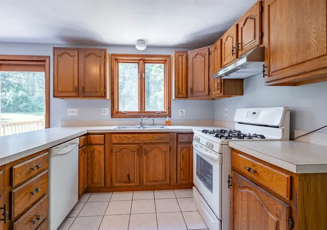 2nd image of 41 Lund Dr, Hudson, NH 03051 | MLS# 5099151