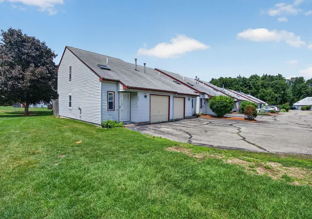 Photo 2 of Townhouse for sale at 264 Stonebridge Dr, Nashua, NH 03063 | MLS# 5099315 | Listing updated on 2026-08-04