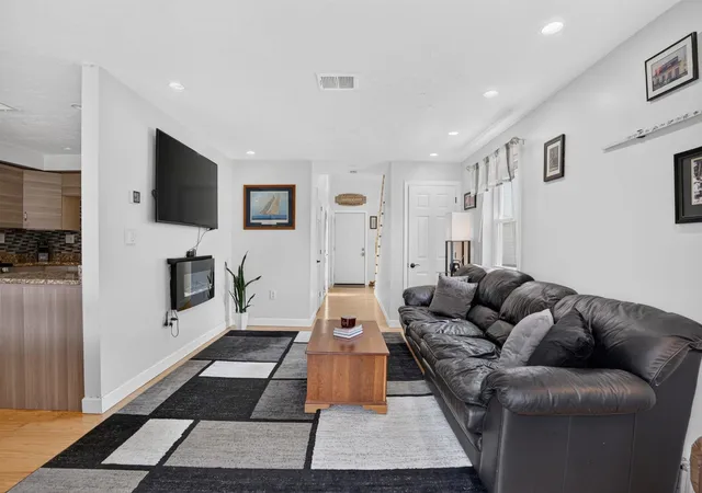 Photo 3 of Townhouse for sale at 264 Stonebridge Dr, Nashua, NH 03063 | MLS# 5099315 | Listing updated on 2026-08-04