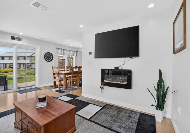 Photo 4 of Townhouse for sale at 264 Stonebridge Dr, Nashua, NH 03063 | MLS# 5099315 | Listing updated on 2026-08-04