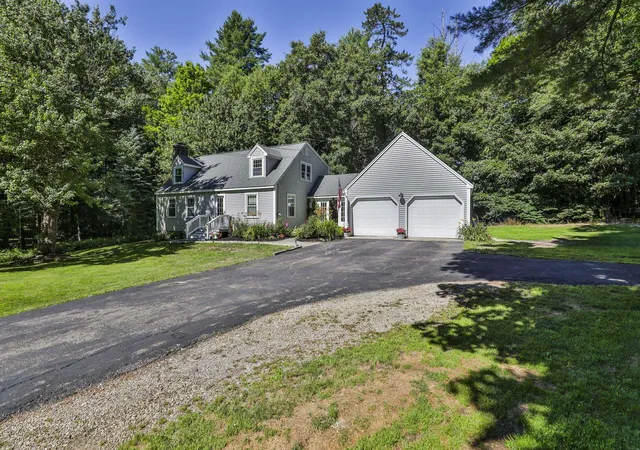 3rd image of 24 Beaver Brook Cir, Amherst, NH 03031 | MLS# 5099372
