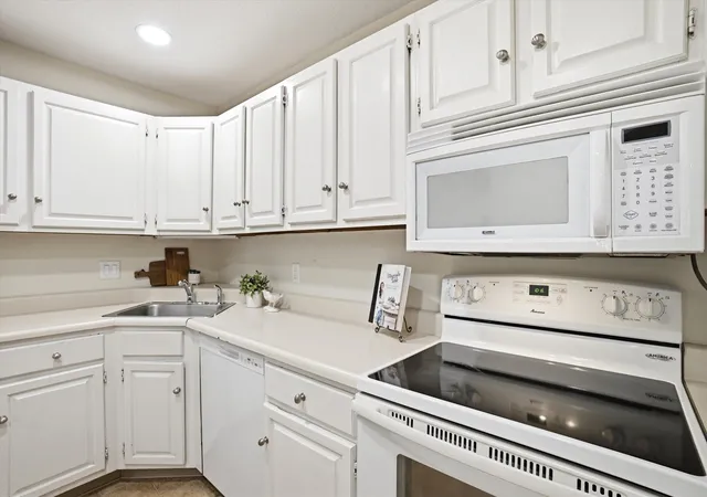 Photo 4 of Condo for sale at 14 Turnbuckle Ln #8, Merrimack, NH 03054 | MLS# 5099504 | Listing updated on 2026-07-16