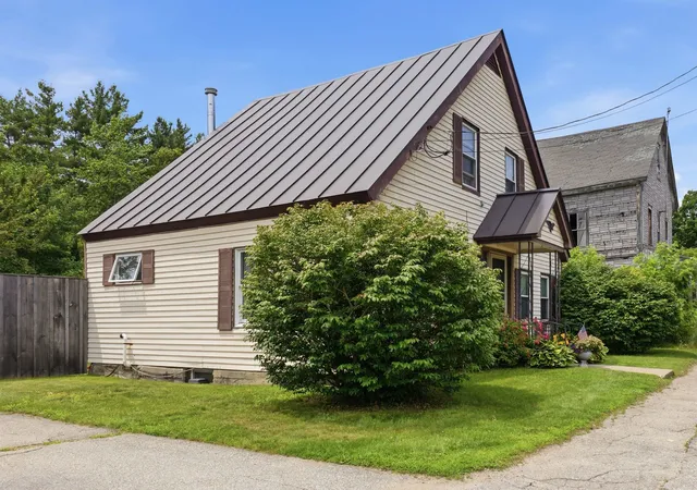 Homes for sale in Warren, NH | 23 Lake Tarleton Rd, Warren, NH 03279 | MLS# 5099732