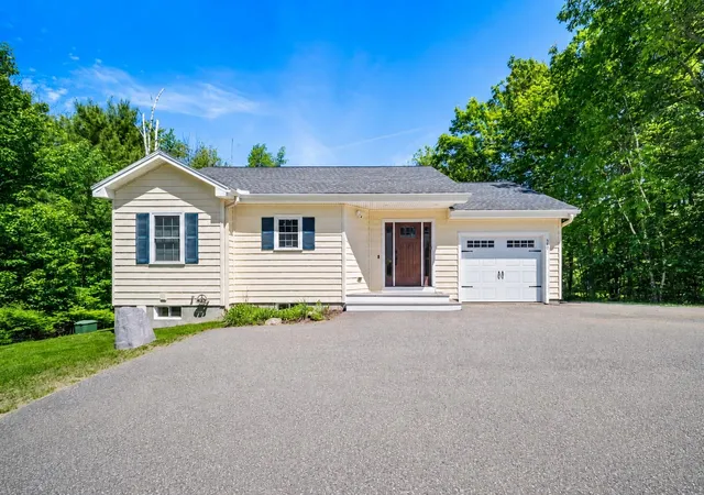 Homes for sale in Tilton, NH | 589 Laconia Rd, Tilton, NH 03276 | MLS# 5099759