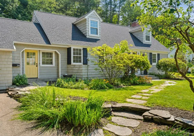 2nd image of 39 Laurel Hill Dr, South Burlington, VT 05403 | MLS# 5099877