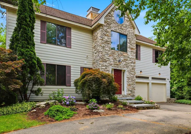 Photo 1 of Single family home for sale at 365 Kearney Cir, Manchester, NH 03104 | MLS# 5100008 | Listing updated on 2026-09-27