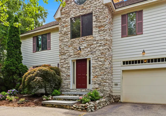 Photo 2 of Single family home for sale at 365 Kearney Cir, Manchester, NH 03104 | MLS# 5100008 | Listing updated on 2026-09-27