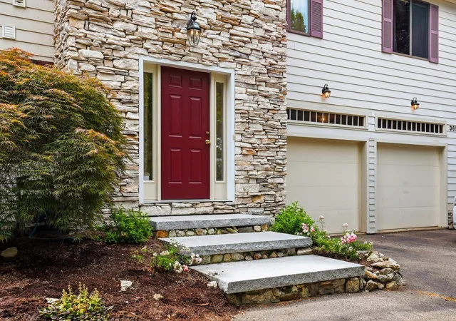 Photo 3 of Single family home for sale at 365 Kearney Cir, Manchester, NH 03104 | MLS# 5100008 | Listing updated on 2026-09-27