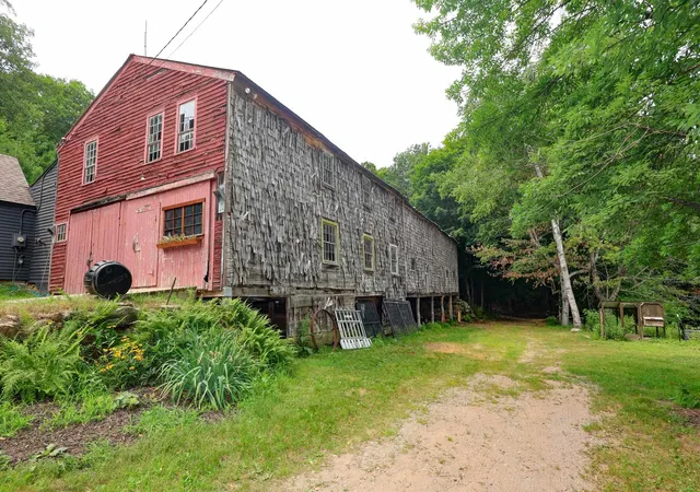 Photo 3 of Single family home for sale at 301 Tiffany Hl Rd, Weare, NH 03281 | MLS# 5100275 | Listing updated on 2026-10-25