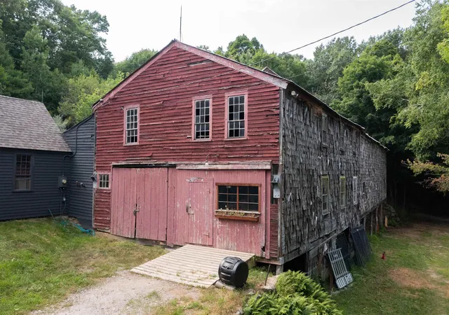Photo 4 of Single family home for sale at 301 Tiffany Hl Rd, Weare, NH 03281 | MLS# 5100275 | Listing updated on 2026-10-25