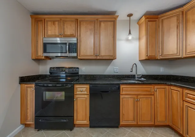 Photo 3 of Sale Pending at 3 Autumn Leaf Dr #10, Nashua, NH 03060 | MLS# 5100302 | Listing updated on 2026-10-07