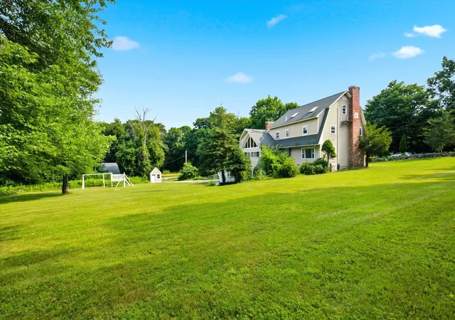 Photo 3 of Single family home for sale at 4 Hilltop Dr, Hudson, NH 03051 | MLS# 5100387 | Listing updated on 2026-09-03