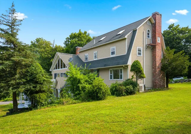 Photo 4 of Single family home for sale at 4 Hilltop Dr, Hudson, NH 03051 | MLS# 5100387 | Listing updated on 2026-09-03