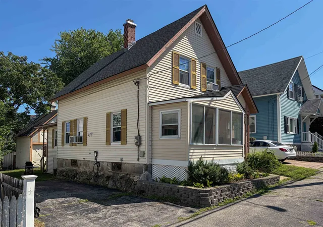 Photo 1 of Sale Pending at 256 Lowell St, Manchester, NH 03104 | MLS# 5100529 | Listing updated on 2026-09-17