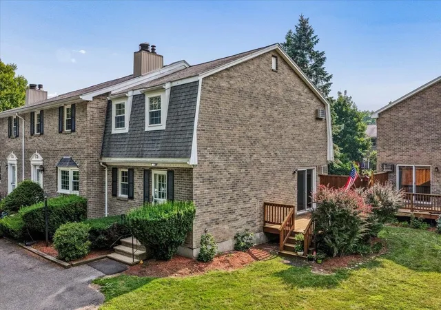 Photo 2 of Townhouse for sale at 133 Fieldstone Dr, Londonderry, NH 03053 | MLS# 5100549 | Listing updated on 2026-07-23