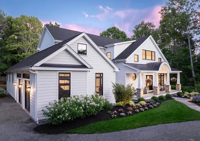 Photo 3 of Single family home for sale at 565 York St, York, ME 03909 | MLS# 5100742 | Listing updated on 2026-09-21