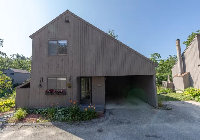 Photo 2 of Sale Pending at 111 Coburn Woods Dr, Nashua, NH 03063 | MLS# 5100821 | Listing updated on 2026-09-16