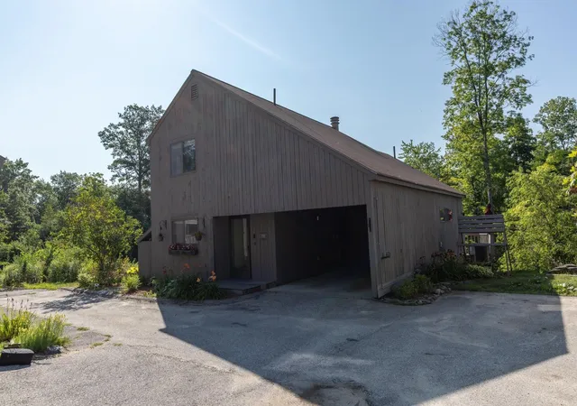 Photo 3 of Sale Pending at 111 Coburn Woods Dr, Nashua, NH 03063 | MLS# 5100821 | Listing updated on 2026-09-16